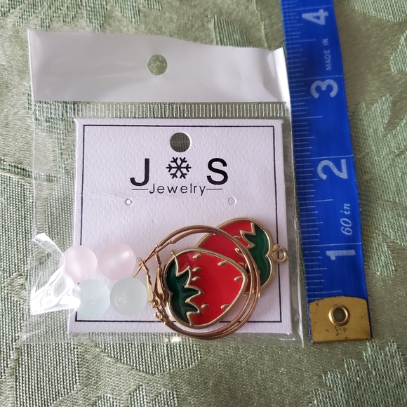 👀 50% OFF👀 NWT‼️🍓 Super CUTE 🍓 Strawberry Hoop Earrings - Picture 3 of 3